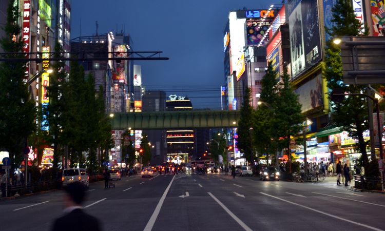 Tokyo_StreetAtNight